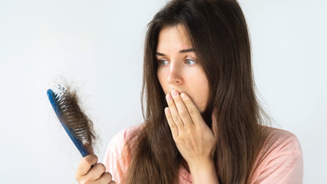 علت ریزش مو در زنان چیست؟ بررسی کامل دلایل، تشخیص و درمان