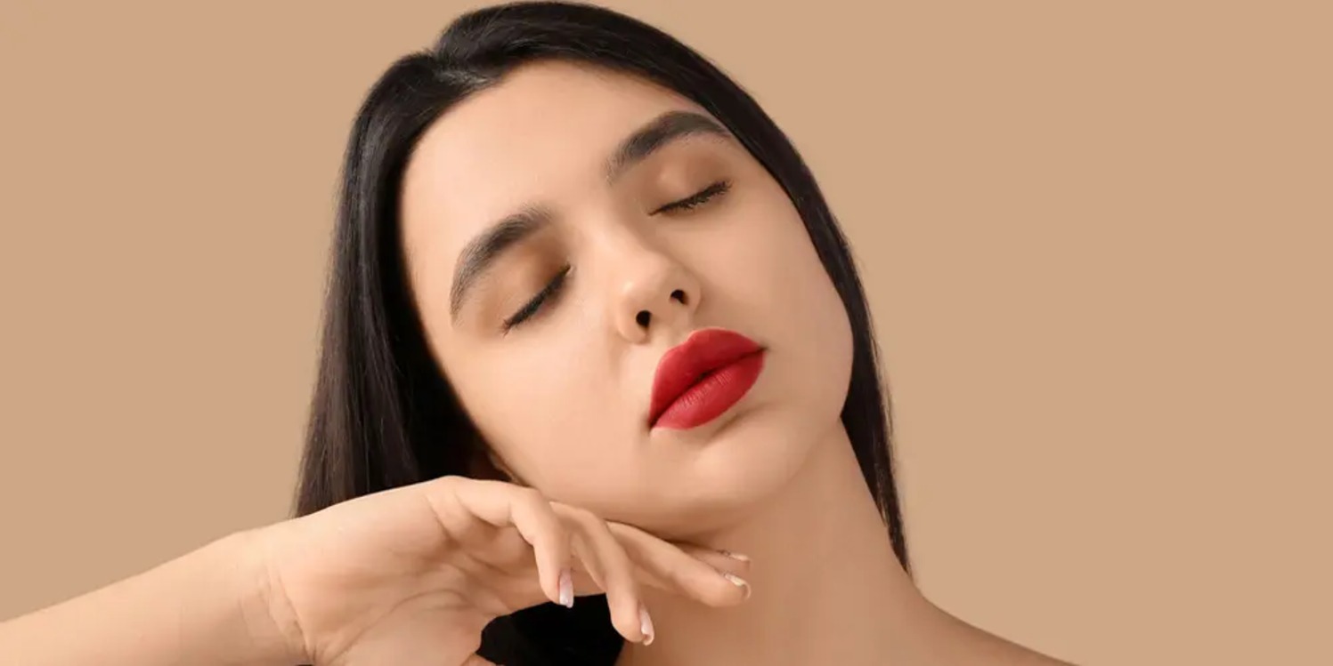 تینت لب چیست و چه فرقی با رژ لب دارد؟ راهنمای کامل انتخاب بین تینت و رژ لب